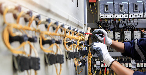 Professional Electrician technician working in Plattsburg, MO